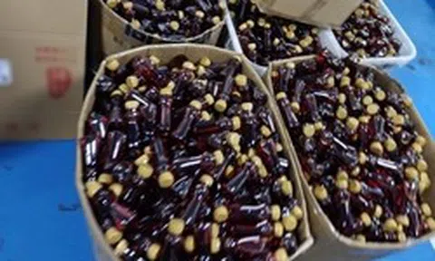 Đột kích đường dây sản xuất gia vị lẩu giả bán cho nhiều nhà hàng lớn: Tiêu thụ 6,5 triệu chai, tổng giá trị hơn 54 tỷ đồng