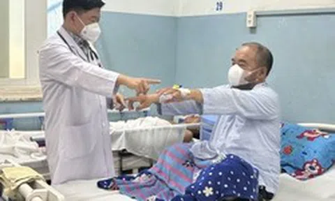 Tắm ngay sau khi đi nắng về, người đàn ông đột ngột nhồi máu não