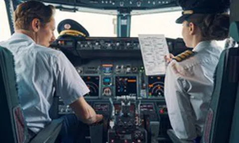 Phát ra tiếng “mèo kêu, chó sủa” khi bay: Hai phi công bị điều tra