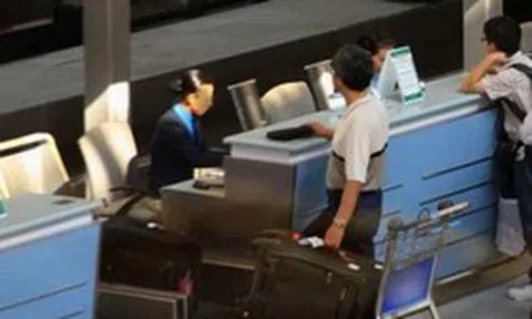 Người đàn ông bị cấm xuất cảnh đến hết năm… 9999