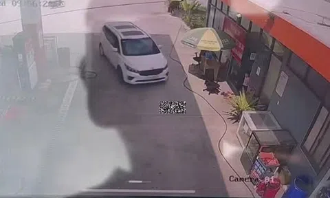 Bé gái gần 2 tuổi đáng nằm chơi ở cây xăng bị xe ôtô cán tử vong