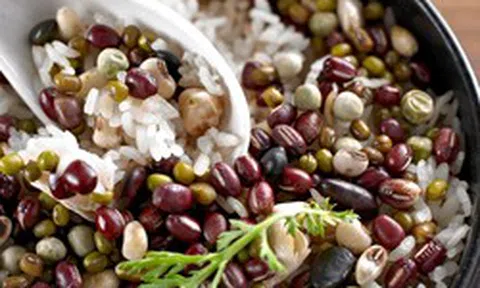 Lời khuyên đến những gia đình thường xuyên ăn cơm trộn các loại hạt