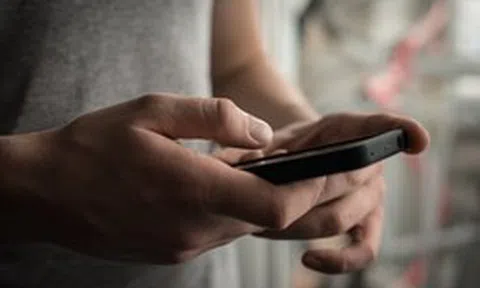 Tất cả người dân có tài khoản ngân hàng chú ý: Thấy dòng chữ này trên điện thoại, tắt nguồn ngay để tránh mất tiền oan