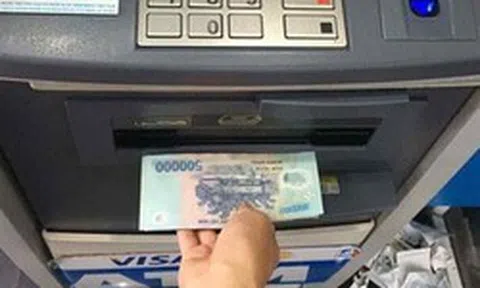 Phát hiện hơn 56 triệu đồng tiền mặt nằm chơ vơ ở khay tiền của cây ATM: Công an khẩn trương dùng biện pháp nghiệp vụ vào cuộc