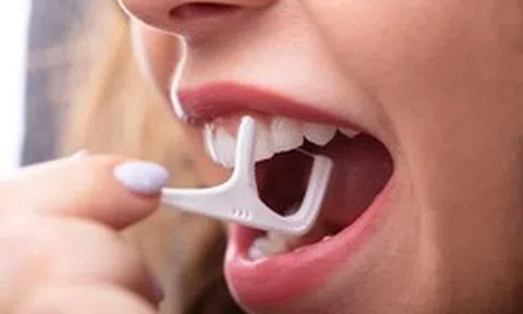 Cảnh báo: Dùng tăm chỉ nha khoa kiểu này, người đàn ông suýt trả giá bằng mạng sống