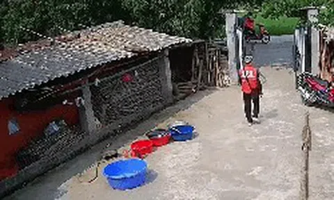 Shipper đến giao hàng bỗng dắt xe máy của khách đi: Đoạn camera an ninh 24 giây được tung lên mạng