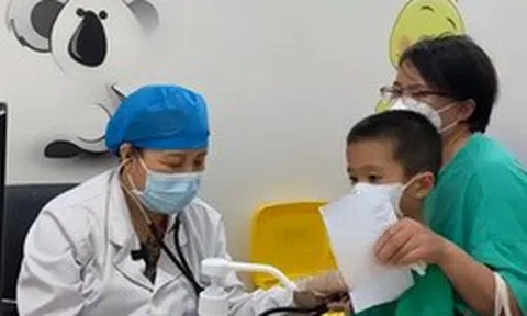 Cậu bé 12 tuổi mắc ung thư tuyến tụy, bác sĩ hỏi 1 câu khiến cha mẹ chết lặng: Nhiều gia đình có chung thói quen này