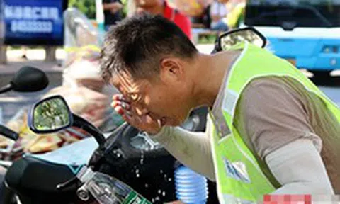 Muỗi bay vào mắt, người đàn ông suýt mù 1 bên mắt: Bác sĩ cảnh báo sai lầm nhiều người mắc phải