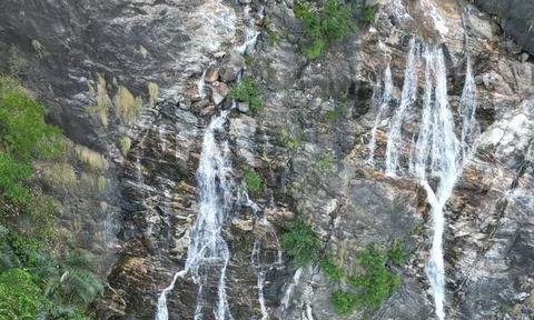 Ngắm dòng Thác Lụa cao 300m giữa rừng nguyên sinh ở Quảng Ngãi