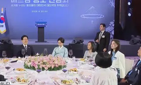 Tổng thống Hàn Quốc chúc mừng Han Sara