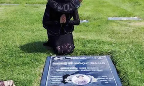 NSƯT Mỹ Châu khóc sưng mắt khi viếng mộ NSƯT Ngọc Đáng sau 4 năm