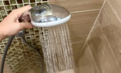 Bác sĩ Bệnh viện Bạch Mai cảnh báo: 1 thói quen "giải nhiệt" cực nguy hiểm, gây đột quỵ trong ngày nắng nóng