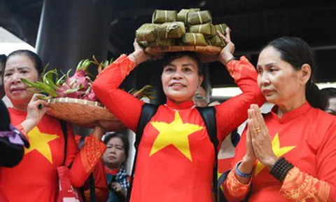 Người dân từ khắp nơi đội lễ tới dâng hương Giỗ Tổ Hùng Vương tại TPHCM