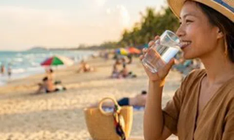 Những ai đi biển trong kỳ nghỉ lễ này nhất định phải uống nước dừa, đây là lý do tại sao