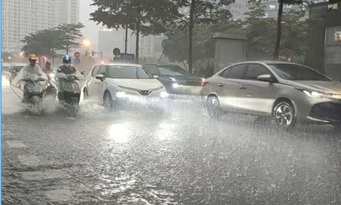 Mưa dông phủ kín miền Bắc trước kỳ nghỉ lễ 30/4, nguy cơ lốc sét kèm mưa đá