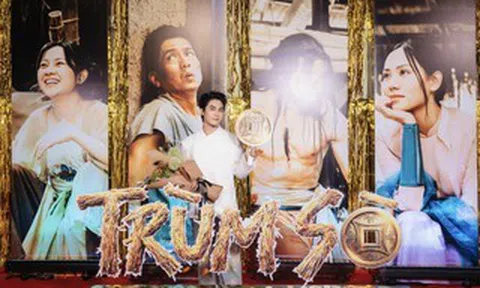 Võ Điền Gia Huy gây sốt khi ôm hoa đến tặng Tam Triều Dâng