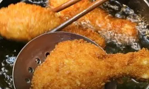 Cậu bé 14 tuổi rơi vào nguy kịch sau khi ăn liền lúc 6 chiếc đùi gà và vài miếng thịt lợn kho