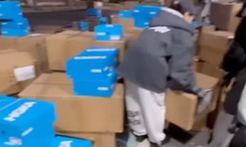 Shipper tự mở cửa công ty dù không thấy bóng người, chủ về trích xuất camera an ninh đăng hết lên mạng