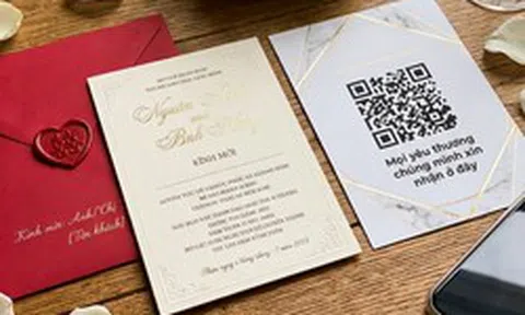 Vô duyên khi để mã QR chuyển khoản trong thiệp cưới
