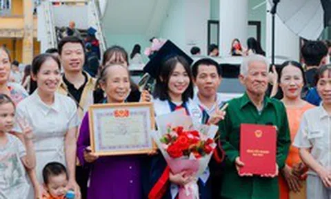 Tốt nghiệp mà ngỡ dạm ngõ: Nữ sinh thủ khoa thuê hẳn xe 29 chỗ đưa cả đại gia đình đi nhận bằng