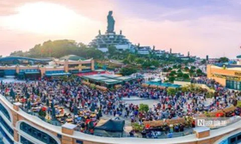 Hàng ngàn du khách đổ về “nóc nhà Nam Bộ” dịp 30/4