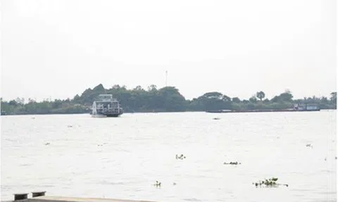 Vội bước xuống khi phà chưa cập bến, người phụ nữ bị mỏ phà cán tử vong thương tâm