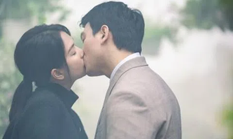 Ngọc Trinh "yêu đương" Lê Xuân Tiền, hôn nhau nồng nàn