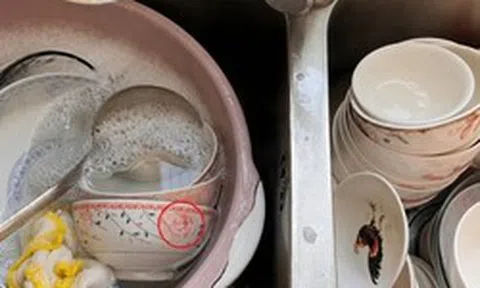Dù giàu hay nghèo, thấy bát ăn có 5 dấu hiệu này cần thẳng tay vứt bỏ: Đừng ăn "mầm bệnh"