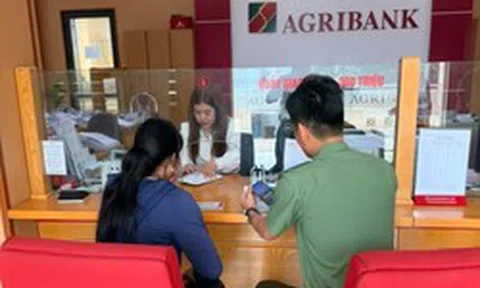 Người phụ nữ SN 1991 đến chi nhánh ngân hàng Agribank rút 26 triệu đồng, giao dịch viên đang làm thủ tục phải vội báo công an
