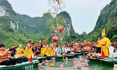 Lễ hội Tràng An tái hiện cảnh nhà vua đi lấy nước độc đáo