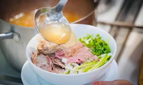 Lời khuyên đến những người có thói quen uống cạn nước phở