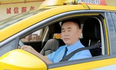 Khách đi taxi hết 46.000 đồng nhưng chuyển khoản hơn 390 triệu, tài xế nhận được tiền lập tức báo công an