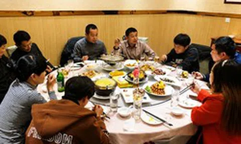 Họp lớp, lớp trưởng yêu cầu mỗi người đóng 11,5 triệu đồng, một người rời nhóm chat: Ngày gặp mặt lộ ra sự thật khác