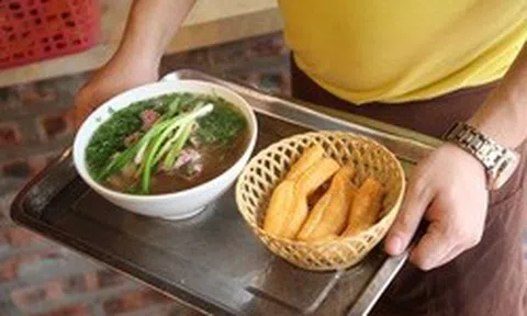 Thói quen ăn phở của hàng triệu người Việt: Bác sĩ cảnh báo món ăn kèm “ngon miệng” nhưng tiềm ẩn rủi ro