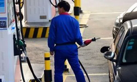 Phát hiện bình xăng ô tô dung tích 44 lít nhưng đổ hơn 56 lít mới đầy, công an niêm phong 2 cây xăng để điều tra