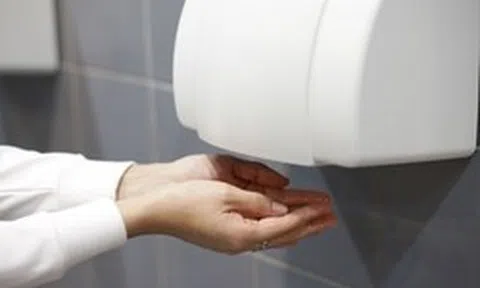 Lời khuyên cho các gia đình hay dùng máy sấy tay trong toilet