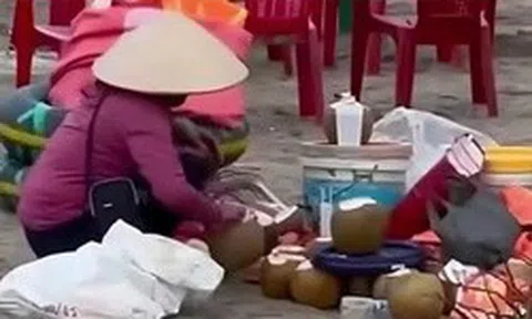 Gom nước dừa thừa ở bãi biển Ninh Bình: Chủ quán bị cấm kinh doanh