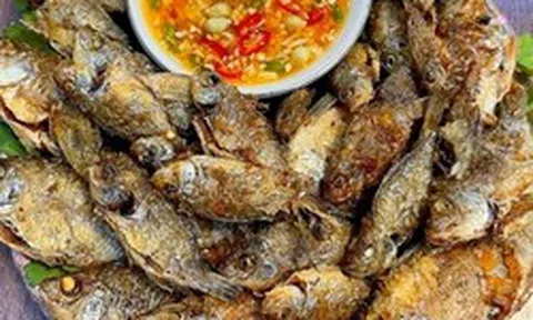 Chiên cá đừng chỉ dùng dầu ăn: Thả thêm một mẩu này vào chảo, cá giòn rụm, không bắn dầu mà lại thơm "gây nghiện"