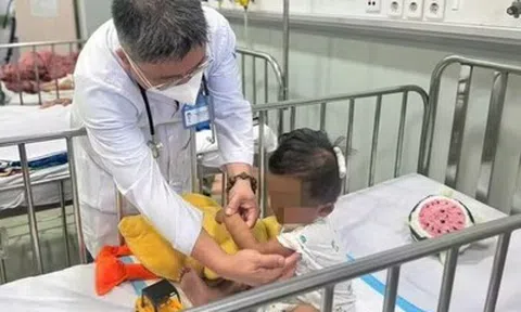 Vụ bé trai 2 tuổi ở Tp.HCM bị mẹ đẻ, cha dượng bạo hành: Người thân từ chối chăm sóc