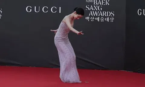 Diễn viên 'Những bác sĩ tài hoa' ngã 2 lần trên thảm đỏ