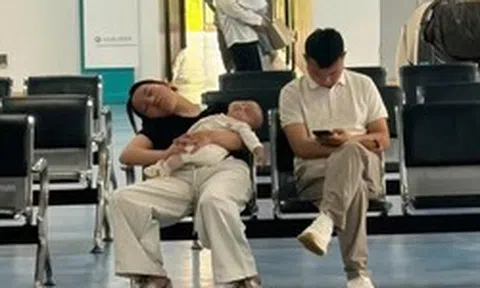 Bức ảnh ở hành lang bệnh viện đang viral: Bạn có chọn đúng bố cho con hay không? Cứ nhìn những lần con cái đau ốm thì sẽ rõ!