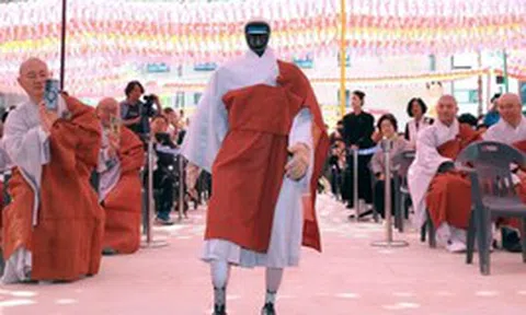 Chưa từng có: Một ngôi chùa tại Hàn Quốc ghi nhận thành viên mới là robot, được yêu cầu "không sạc quá mức"