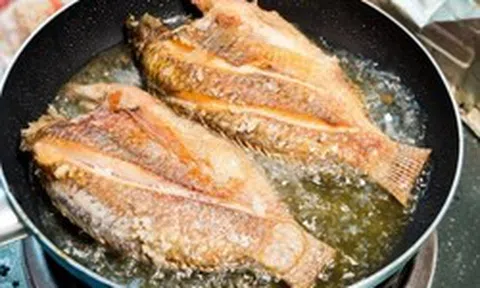 Chiên cá đừng chỉ dùng mỗi dầu ăn: Thả thêm 1 thứ này vào chảo, cá giòn rụm, không bắn dầu mà lại thơm ngon hấp dẫn
