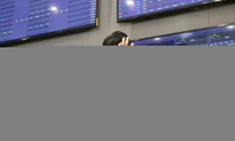 VN-Index 'trượt chân' khỏi đỉnh lịch sử