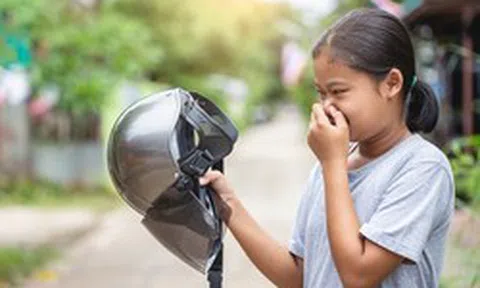 5 cách khử mùi hôi mũ bảo hiểm mà không cần tháo rời