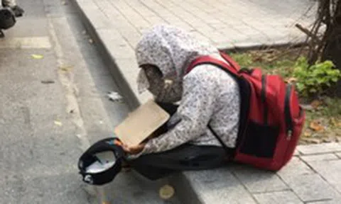 Phát hiện người đàn ông 10 năm ngủ vỉa hè nhưng không xin 1 đồng tiền nào, có nhà mà không thèm về