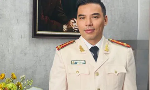 Nhà văn Dương Bình Nguyên thăng quân hàm Đại tá ở tuổi 47
