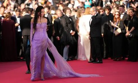 Minh tinh Demi Moore thu hút ánh nhìn với đầm tím