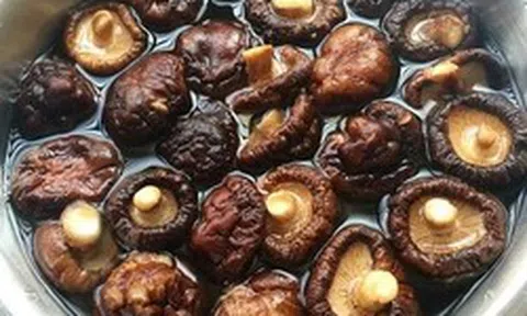 Sai lầm phổ biến khi ngâm đồ khô có thể ảnh hưởng sức khỏe nghiêm trọng