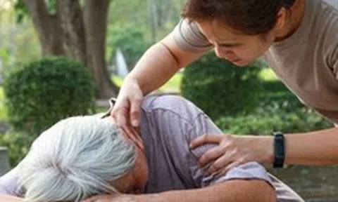 Người phụ nữ đột ngột qua đời sau bữa trưa, bác sĩ cảnh báo: Nhiều người làm 4 việc sau khi ăn mà không biết đang hại mình